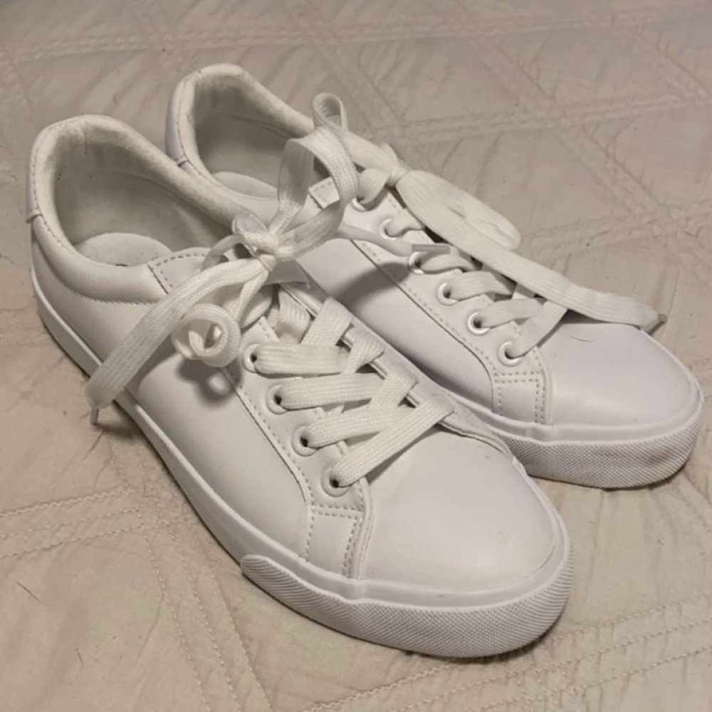 Amazon brand size 8 white tennis shoes